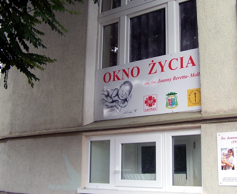 Dwudniowy chłopiec odnaleziony w oknie życia! Matka ma czas na zmianę decyzji