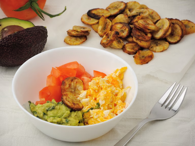 Bananowe Chipsy i Jajecznica z Guacamole