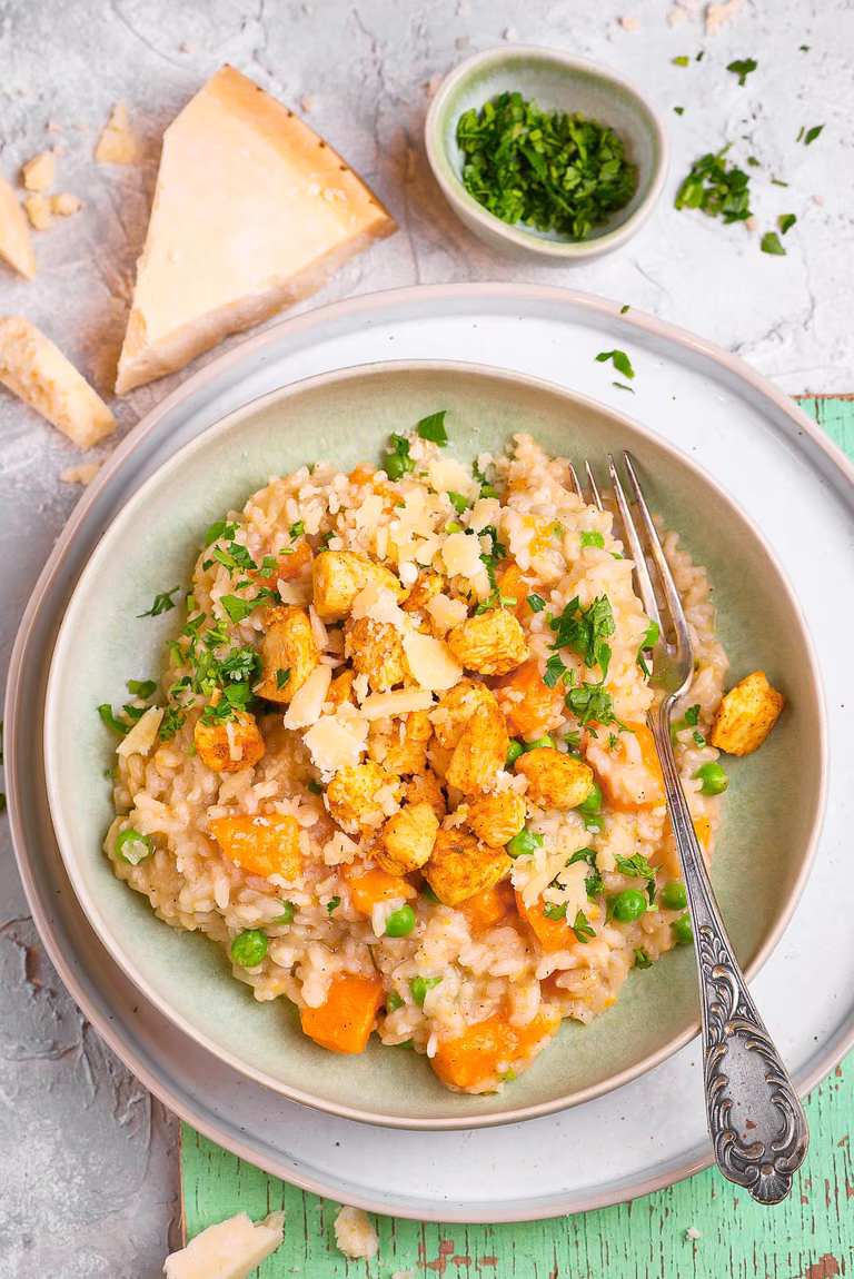 Risotto z dynią piżmową, zielonym groszkiem i kurczakiem