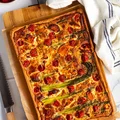 Tarta ze szparagami, boczkiem, pomidorkami i kozim serem