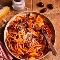 Makaron z chorizo i oliwkami w sosie pomidorowym