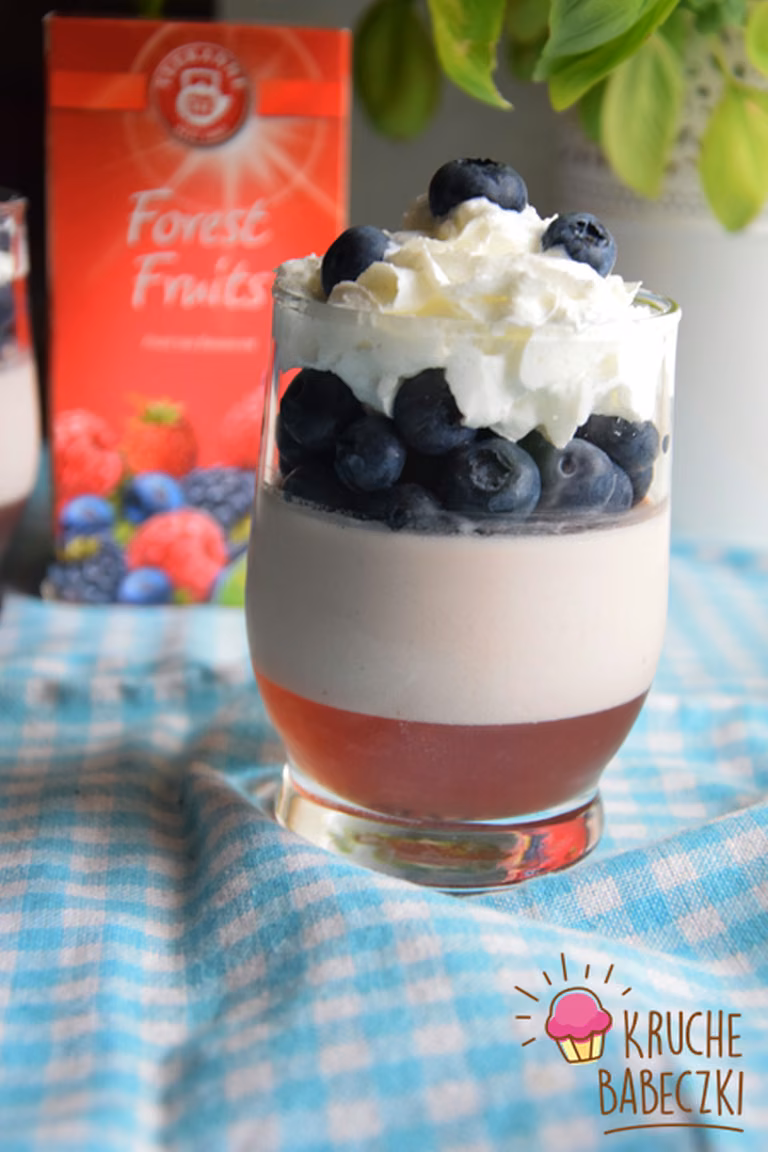 Panna cotta z herbacianą galaretką, borówkami i bitą śmietaną