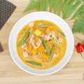 Ostra zupa z kurczakiem, mango i papryczką Komodo Dragon