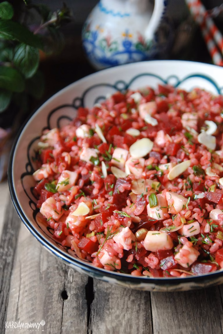 Kasza bulgur z pieczonymi burakami i serem korycińskim