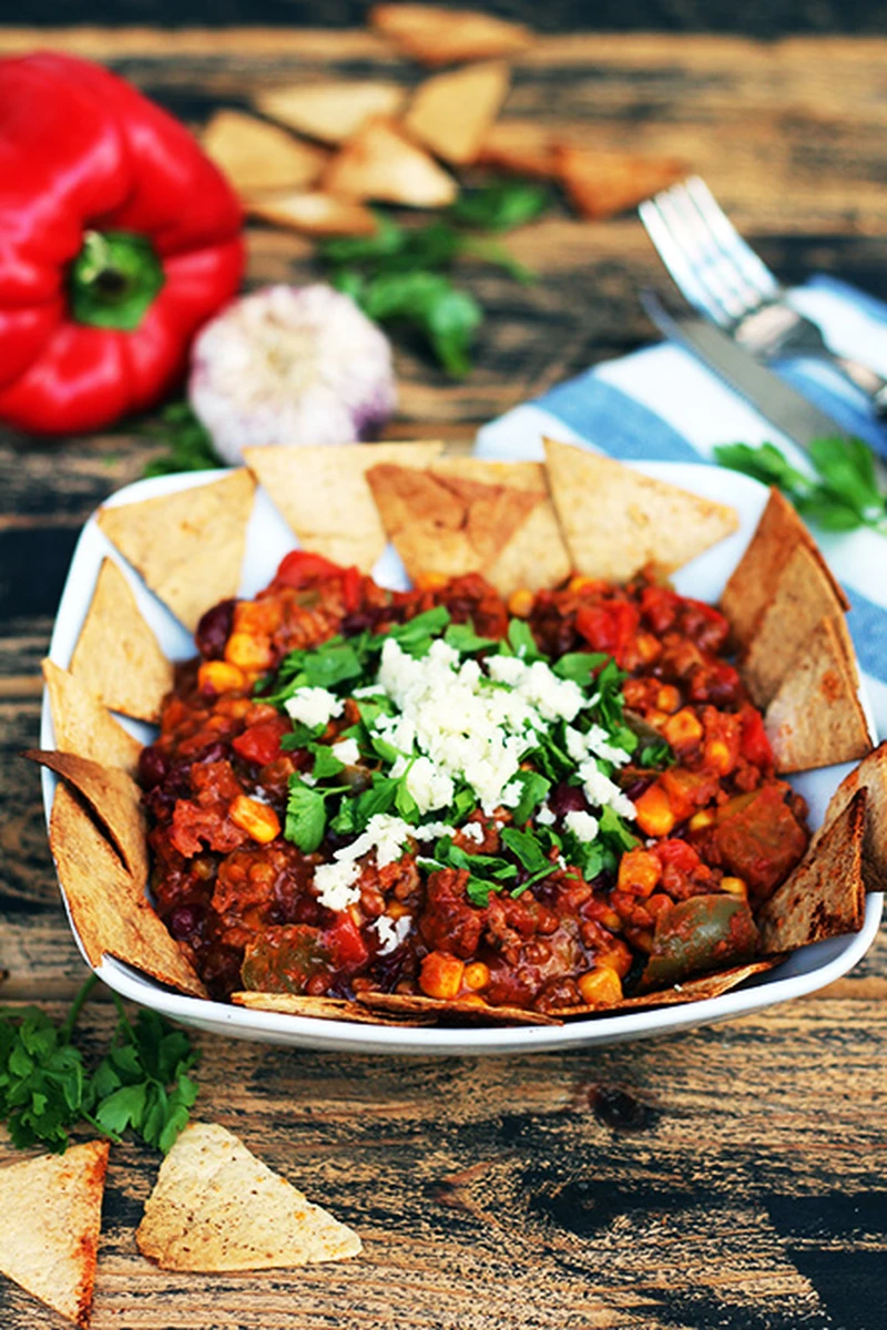 Chili con carne i domowe nachosy