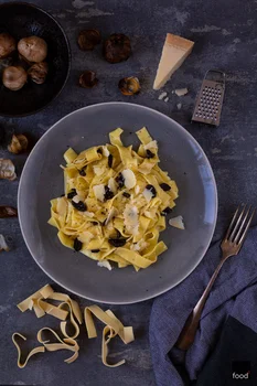 Tagliatelle z czarnym czosnkiem i parmezanem