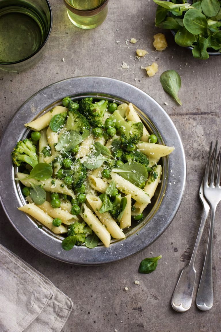 PENNE Z PESTO SZPINAKOWYM, BROKUŁAMI I GROSZKIEM