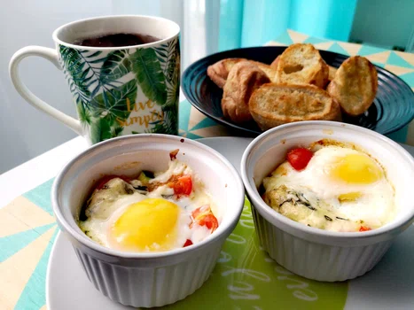 śniadanie mistrzów: jajka zapiekane z serem pleśniowym