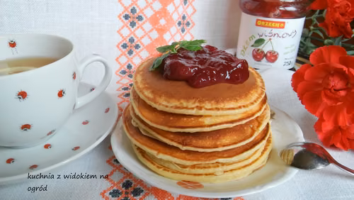 Pancakes jogurtowe z dżemem wiśniowym. Błyskawiczne placuszki jogurtowe.