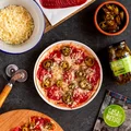 Ekspresowa pizza z tortilli z salami i jalapeño