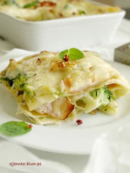Lasagne z brokułami i szynką