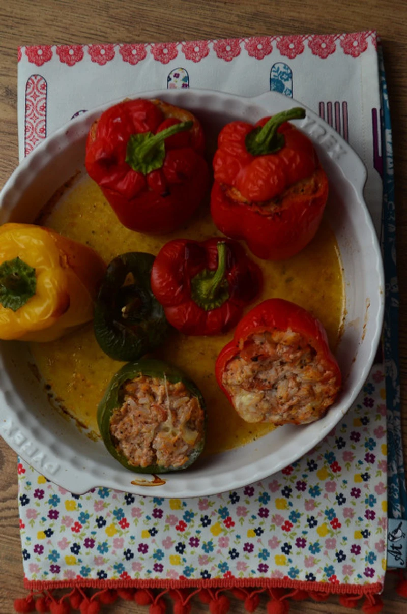 Papryka faszerowana z pomidorami i mozzarellą
