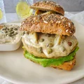Burger z kurczakiem z salsą z kaparami