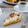 Tarta ciasteczkowa z bananami, toffi i bitą śmietaną (Banoffee)