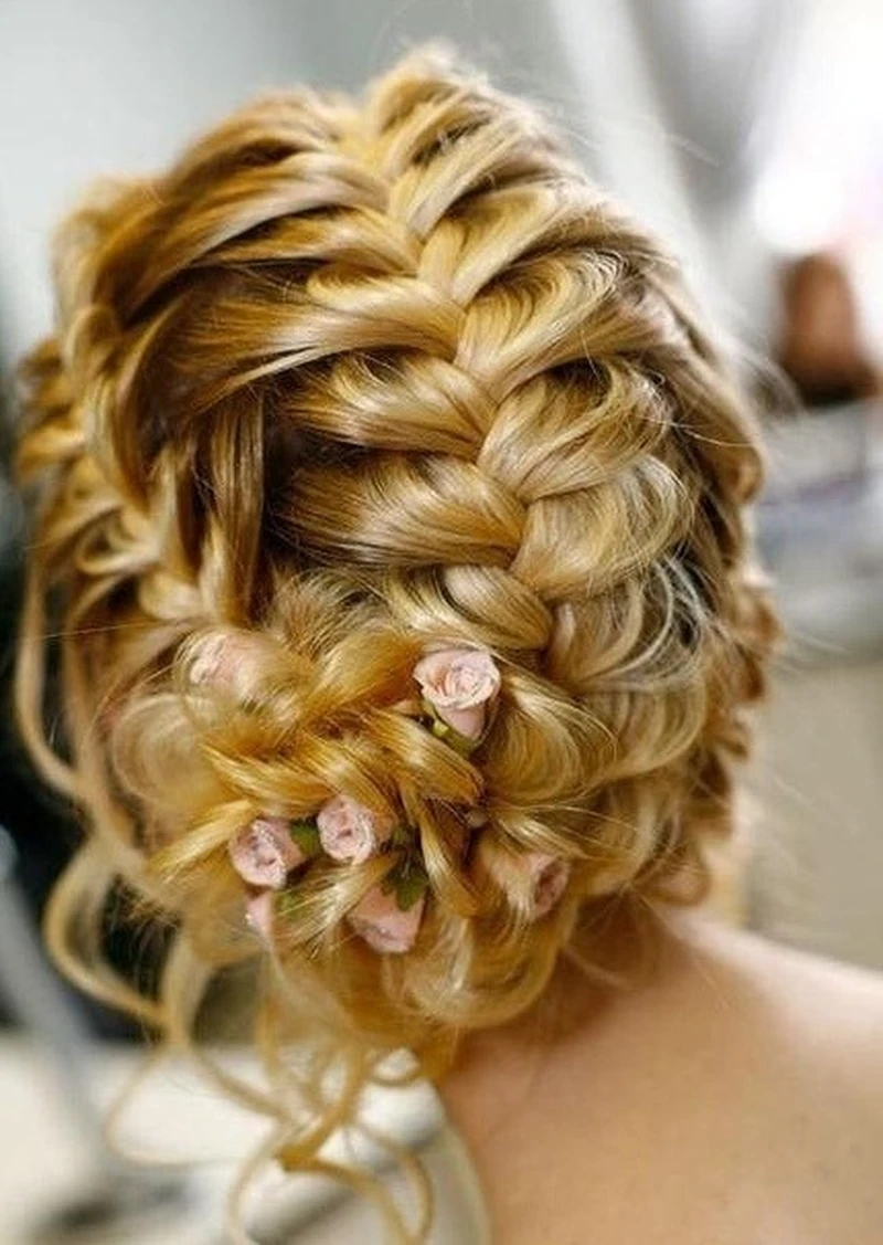 Piękna elegancka fryzura