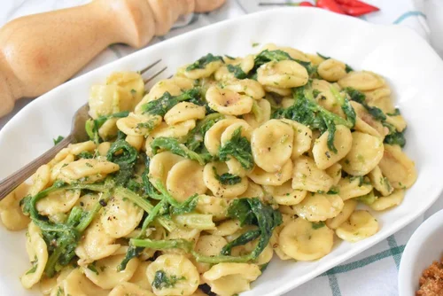 Makaron orecchiette z rzepą brokułową po apulijsku