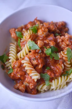 Pikantny makaron z chili i białą kiełbasą
