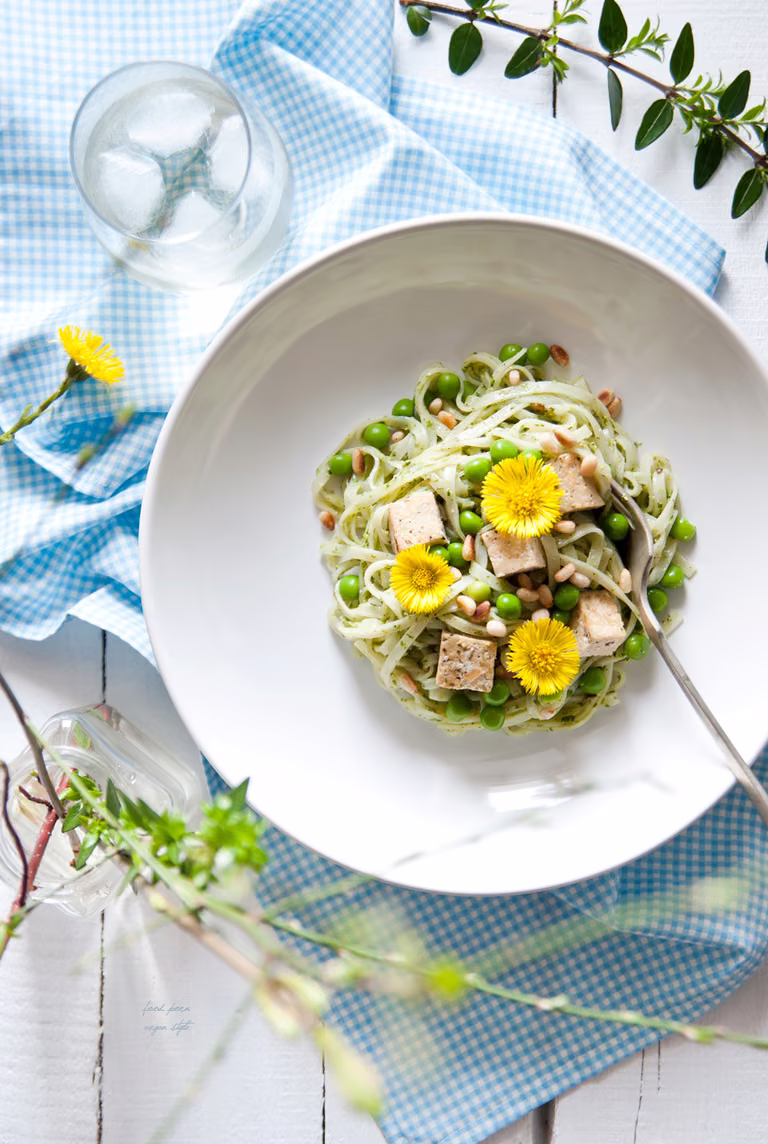 Wiosenny makaron z pesto, tofu, zielonym groszkiem i kwiatkami podbiału