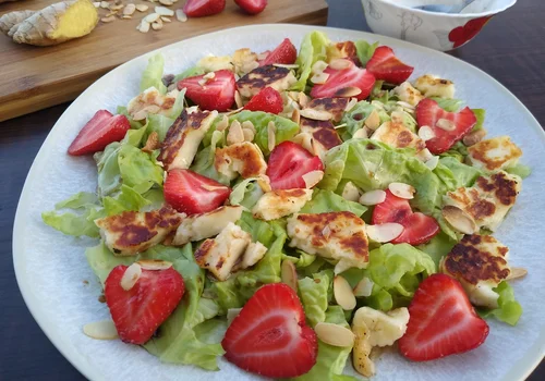 Sałatka z truskawkami i halloumi