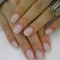 Bardzo naturalne paznokcie hybrydowe