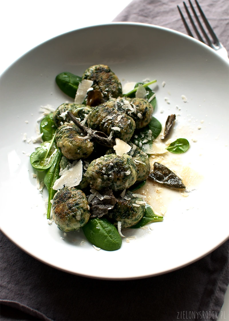 gnocchi ze szpinakiem, ricottą oraz palonym masłem szałwiowym