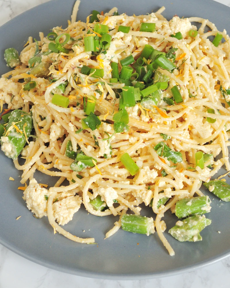 Wegańska carbonara ze szparagami