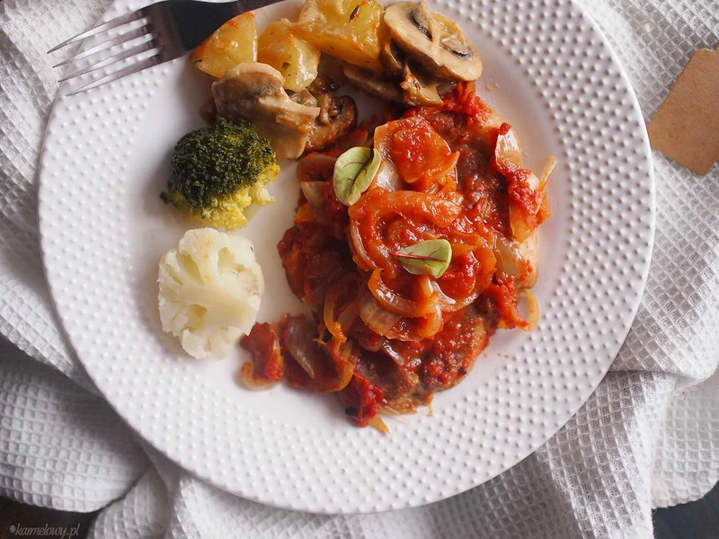 Pieczona karkówka w pomidorach