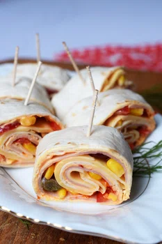 Roladki z tortilli z szynką oraz serkiem paprykowym