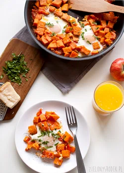 pomysł na śniadanie weekendowe: jajka w batatach z pomidorami