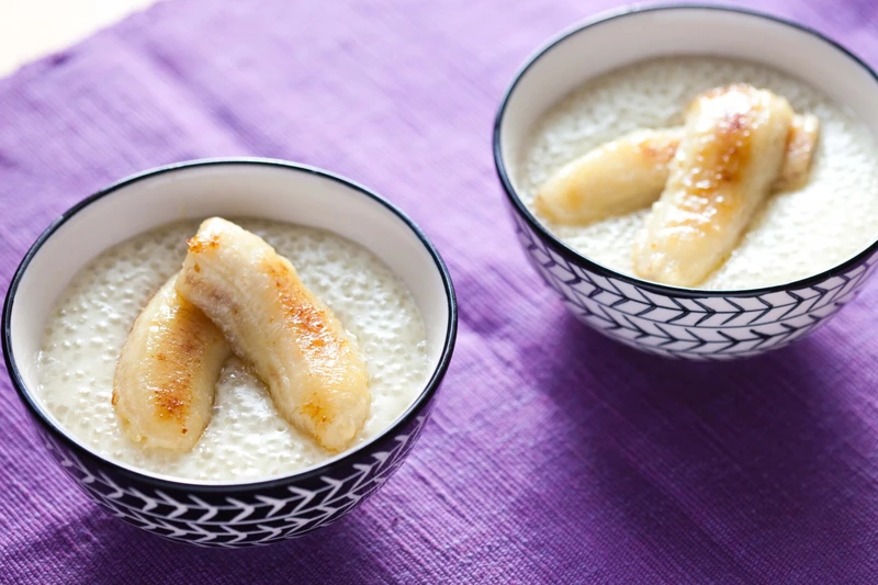 Kokosowy pudding z tapioki z karmelizowanym bananem