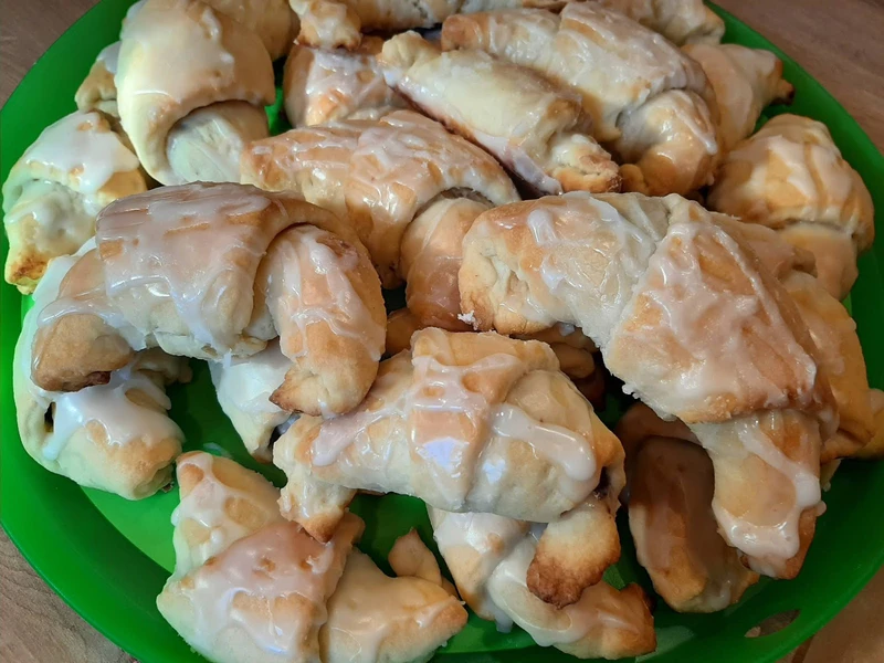 Drożdżowe rogaliki z nutellą i bananami