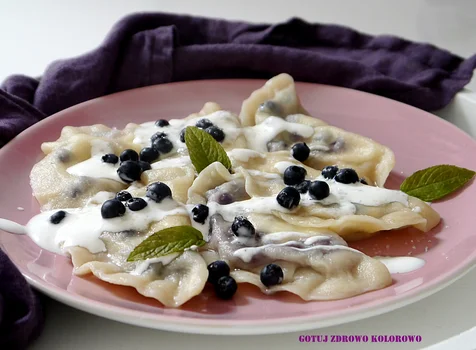 Orkiszowe pierogi z jagodami i serem