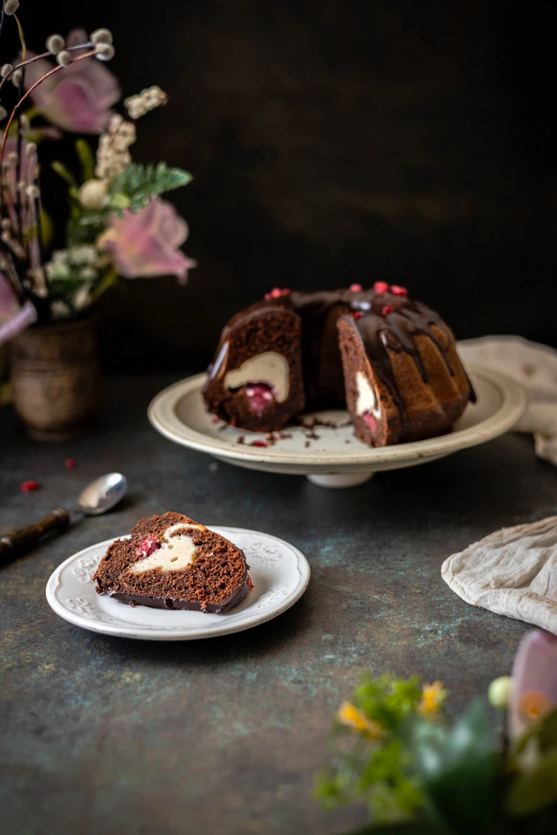 Babka czekoladowa z serem i malinami