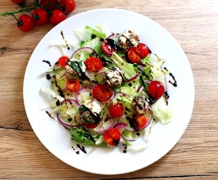 Sałatka z sosem balsamicznym (+ jak przygotować sos balsamiczny)
