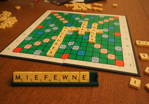 Dzień Scrabble: Świętujmy Słowa i Strategię