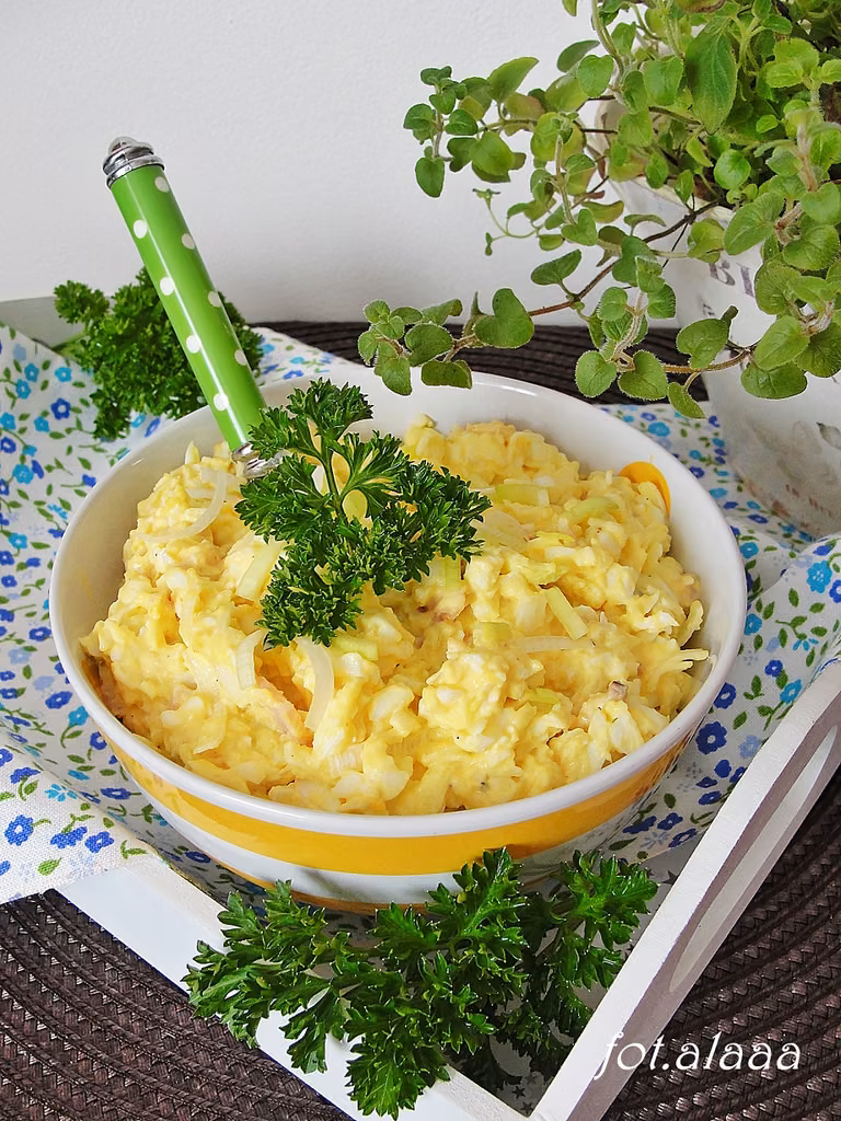 Sałatka jajeczna z sosem curry