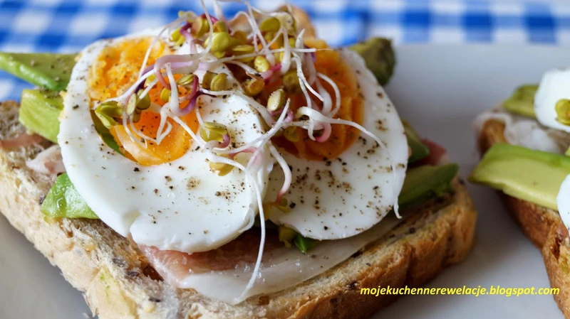 Tosty z prosciutto, awokado i jajkiem