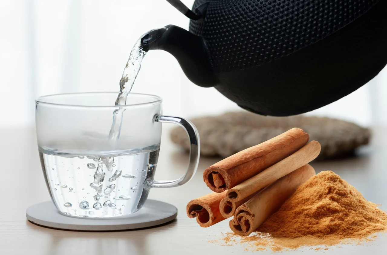 Włóż laseczkę cynamonu do kubka z gorącą wodą – zapach działa jak naturalny antydepresant!