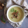 Kremowa zupa kokosowa z cukinią i szpinakiem