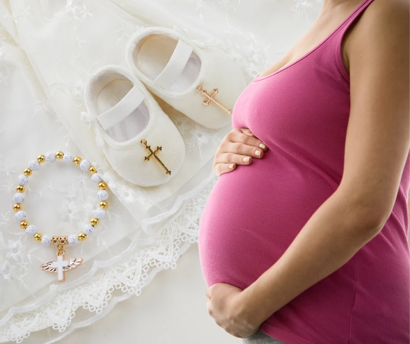 Czy ciężarna kobieta może być matką chrzestną? Przesądy i fakty o chrzcinach!