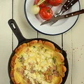 Śniadaniowa tarta z bułek i jajek