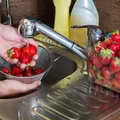 Ten jeden szczegół może zepsuć smak truskawek! Wiele osób popełnia ten błąd po powrocie do domu