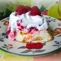 Tarta białkowa na bezach z malinami