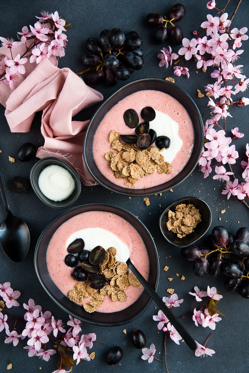 Truskawkowe "smoothie bowl" czyli śniadaniowa miseczka z winogronem