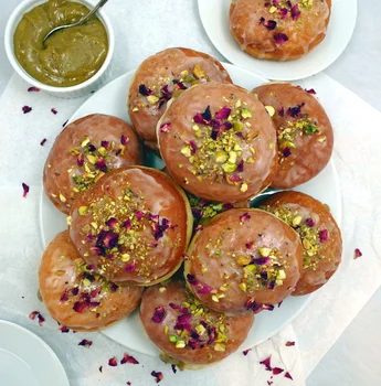 Pączki z kremem pistacjowym