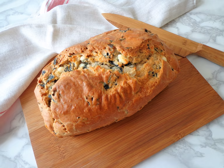 Chleb z jarmużem i serem feta