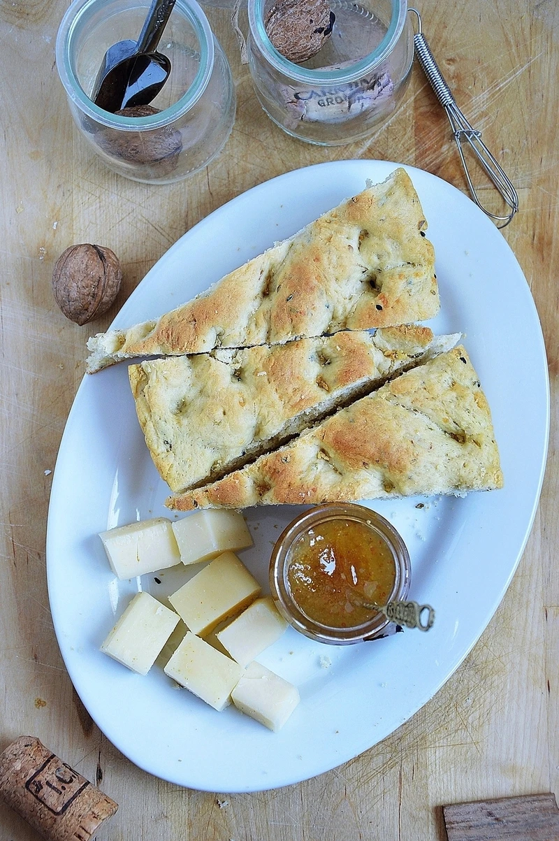 Focaccia ziołowa z parmezanem
