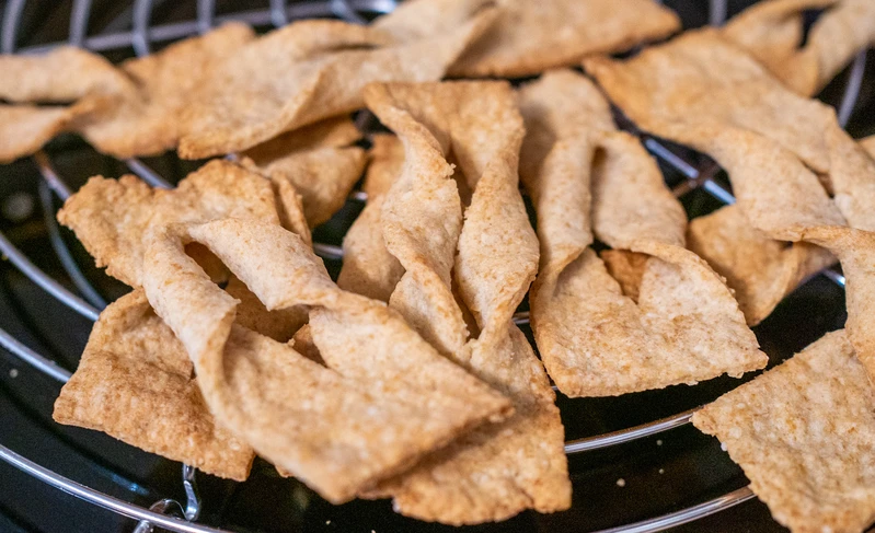 Pieczone faworki bez glutenu i jajek