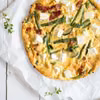 Focaccia z fasolką szparagową, boczkiem i fetą
