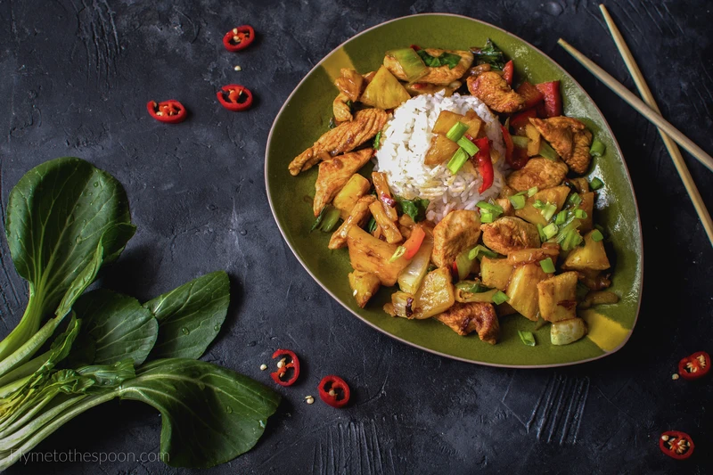 Tajski stir-fry z indykiem i ananasem